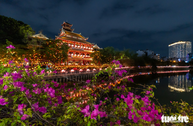 Ho Chi Minh City pagoda glows during Vesak Day celebrations- Ảnh 1. Ho Chi Minh City pagoda glows during Vesak Day celebrations- Ảnh 1.