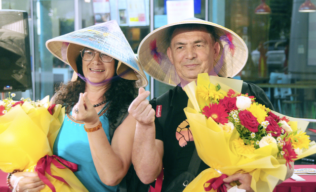 First direct flight from Moscow brings 377 tourists to Da Nang - Ảnh 1.