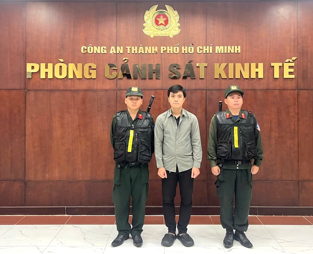 Ho Chi Minh City police charge man over sale of counterfeit Nike, Adidas shoes online- Ảnh 1.