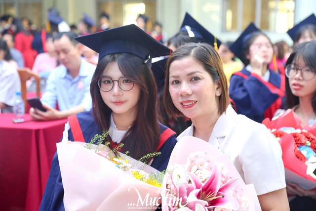 Học trò Trường THPT Vĩnh Lộc nghẹn ngào cảm ơn cha mẹ, thầy cô trong lễ tri ân- Ảnh 6. Học trò Trường THPT Vĩnh Lộc nghẹn ngào cảm ơn cha mẹ, thầy cô trong lễ tri ân- Ảnh 6.