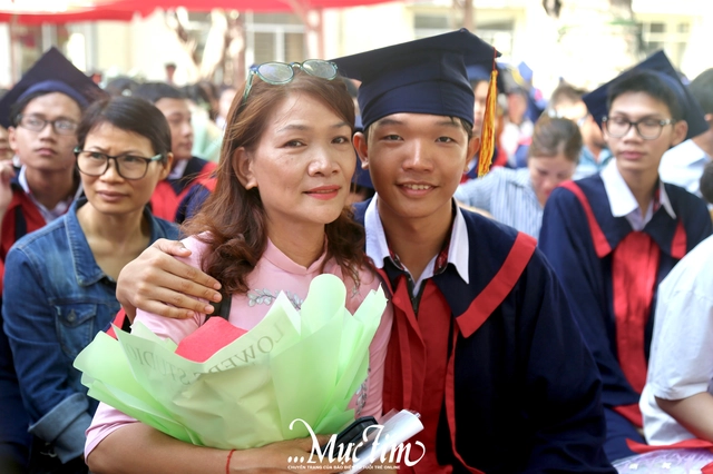 Học trò Trường THPT Vĩnh Lộc nghẹn ngào cảm ơn cha mẹ, thầy cô trong lễ tri ân- Ảnh 7. Học trò Trường THPT Vĩnh Lộc nghẹn ngào cảm ơn cha mẹ, thầy cô trong lễ tri ân- Ảnh 7.