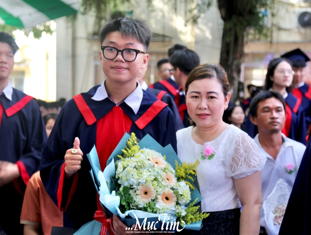 Học trò Trường THPT Vĩnh Lộc nghẹn ngào cảm ơn cha mẹ, thầy cô trong lễ tri ân- Ảnh 8. Học trò Trường THPT Vĩnh Lộc nghẹn ngào cảm ơn cha mẹ, thầy cô trong lễ tri ân- Ảnh 8.
