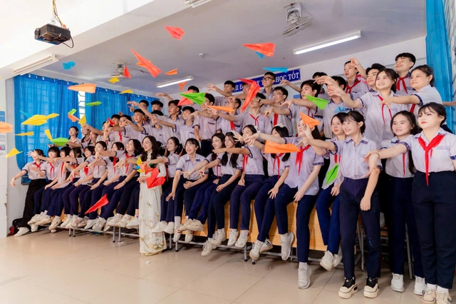 Học sinh lớp 9 rộn ràng lưu giữ những khoảnh khắc cuối cấp đáng nhớ- Ảnh 1.