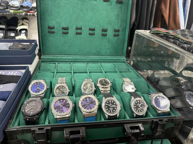 Couple indicted for allegedly selling fake Gucci, Hermès, Rolex goods at Ho Chi Minh City store- Ảnh 2.
