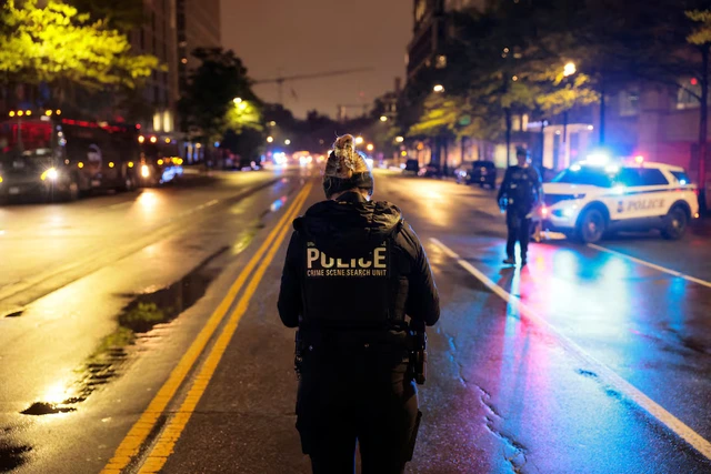 Suspect dies after trading gunfire with officers near White House, Secret Service says - Ảnh 3.
