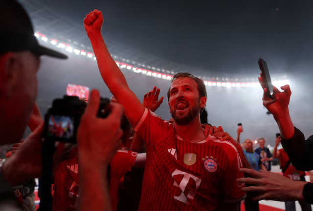 Kane hat-trick hands Bayern German Cup victory and domestic double - Ảnh 5.