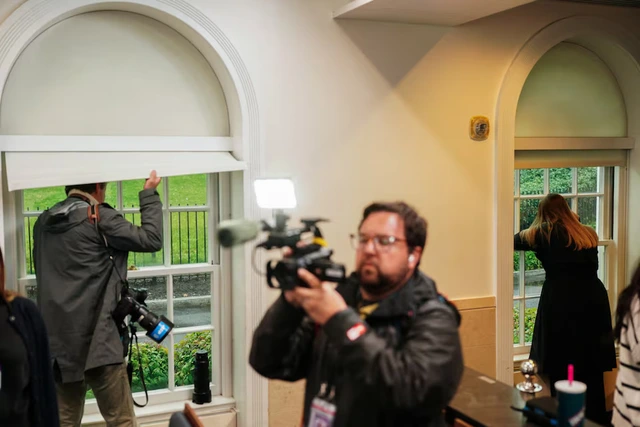 Suspect dies after trading gunfire with officers near White House, Secret Service says - Ảnh 12.