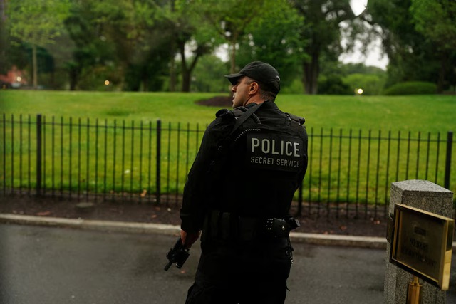 Suspect dies after trading gunfire with officers near White House, Secret Service says - Ảnh 11.