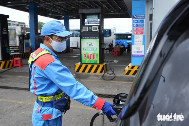  Vietnamese drivers share experiences with E10 fuel  - Ảnh 1.