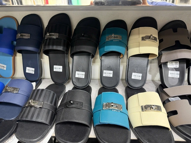 Couple indicted for allegedly selling fake Gucci, Hermès, Rolex goods at Ho Chi Minh City store- Ảnh 3.