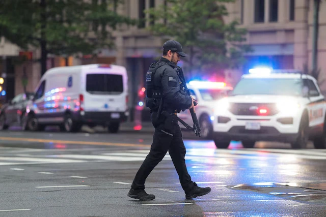 Suspect dies after trading gunfire with officers near White House, Secret Service says - Ảnh 10.