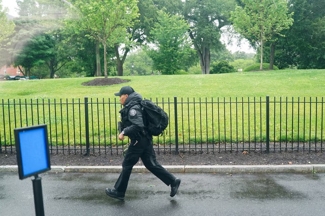 Suspect dies after trading gunfire with officers near White House, Secret Service says - Ảnh 13.