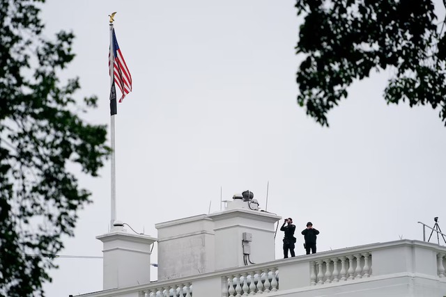 Suspect dies after trading gunfire with officers near White House, Secret Service says - Ảnh 6.