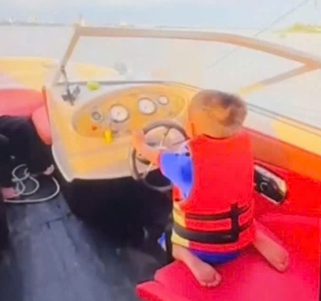 Vietnamese man fined after letting 4-year-old son steer speedboat- Ảnh 2.