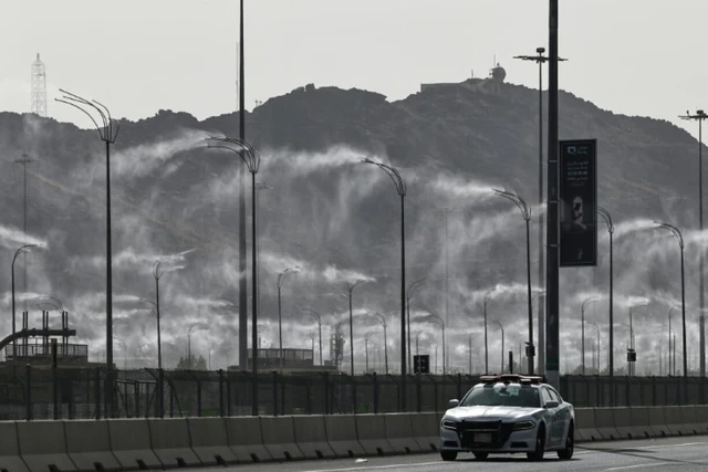 With ice cream and giant fans, hajj pilgrims battle searing heat- Ảnh 1.