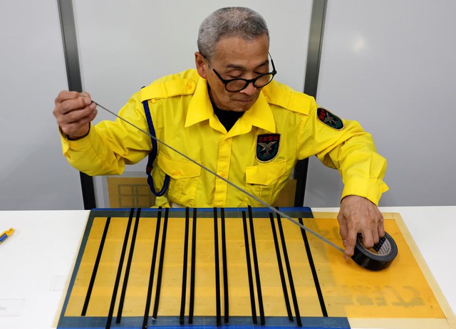Japanese security guard finds fame as designer of duct tape signs - Ảnh 6.