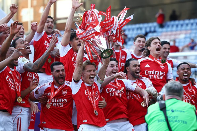 Arsenal raise Premier League trophy, West Ham relegated on final day of Premier League season - Ảnh 1.