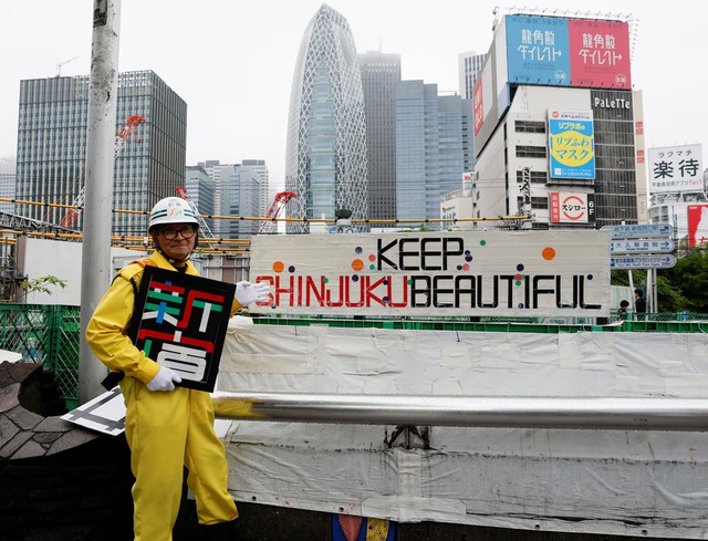 Japanese security guard finds fame as designer of duct tape signs - Ảnh 4.