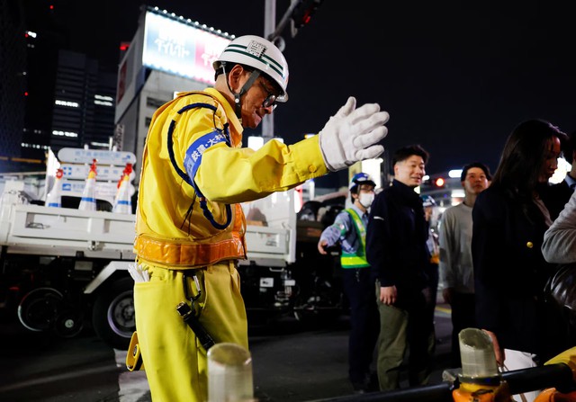 Japanese security guard finds fame as designer of duct tape signs - Ảnh 5.