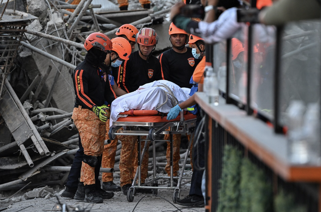 Death toll rises to three with 17 still missing after Philippine building collapse - Ảnh 1.