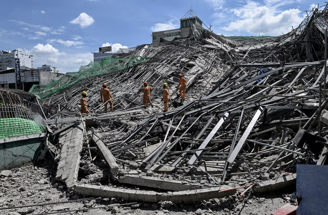 Death toll rises to three with 17 still missing after Philippine building collapse - Ảnh 2.