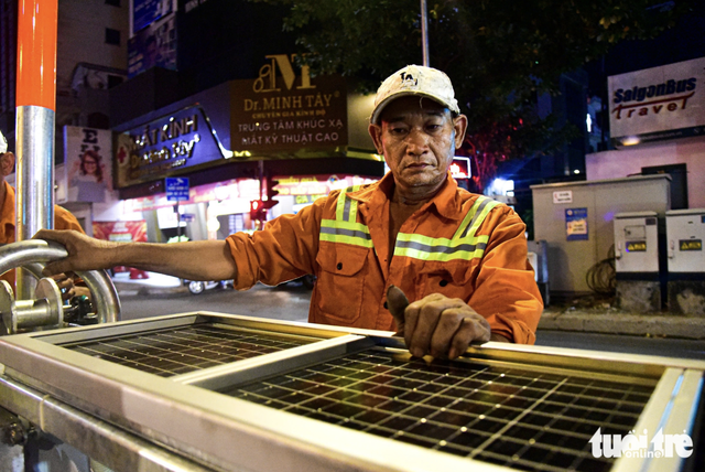 Ho Chi Minh City installs first solar-powered automated median barrier on Cong Hoa Street- Ảnh 1.
