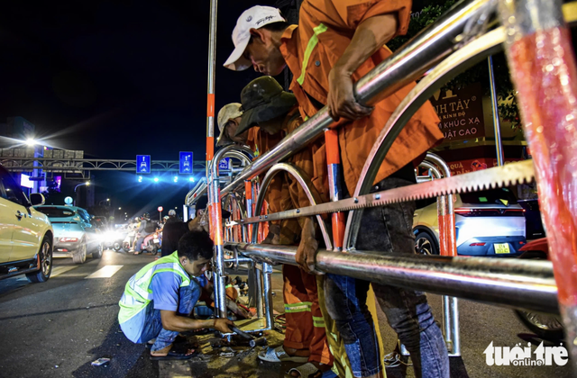Ho Chi Minh City installs first solar-powered automated median barrier on Cong Hoa Street- Ảnh 5.
