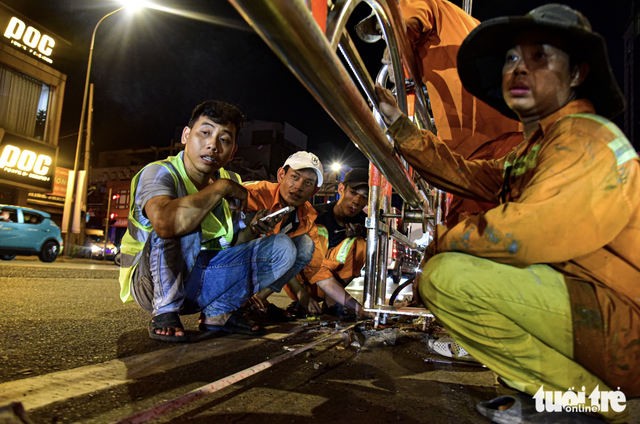Ho Chi Minh City installs first solar-powered automated median barrier on Cong Hoa Street- Ảnh 7.