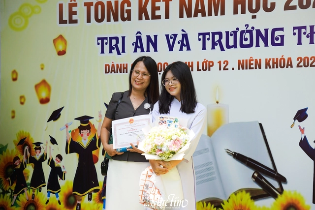 Học sinh trường chuyên cài hoa lên áo cha mẹ, thầy cô, nói lời cảm ơn trong ngày trưởng thành - Ảnh 9.