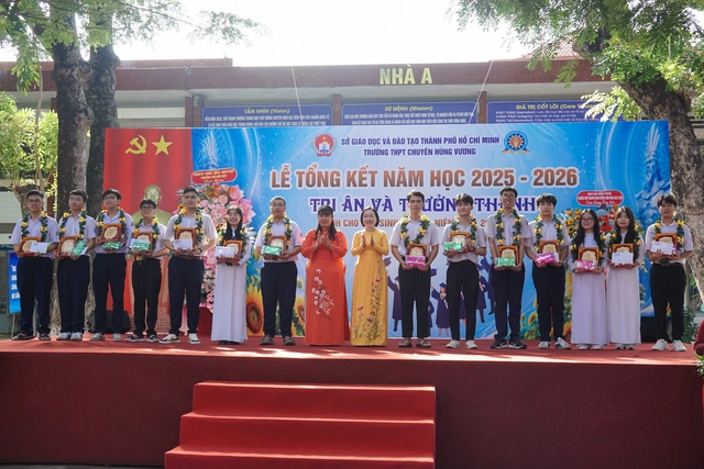 Học sinh trường chuyên cài hoa lên áo cha mẹ, thầy cô, nói lời cảm ơn trong ngày trưởng thành - Ảnh 12.