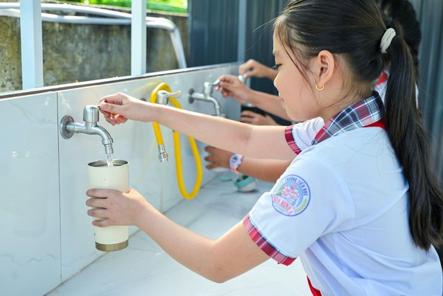 Học sinh tại tỉnh Vĩnh Long có thêm nước sạch sử dụng trong mùa khô - Ảnh 2.