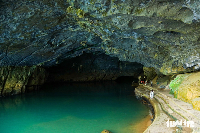 Tourists flock to Phong Nha Cave amid central Vietnam heatwave - Ảnh 11.