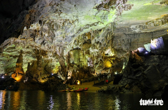 Tourists flock to Phong Nha Cave amid central Vietnam heatwave - Ảnh 14.