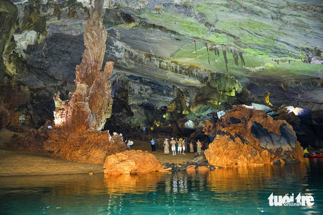 Tourists flock to Phong Nha Cave amid central Vietnam heatwave - Ảnh 1.