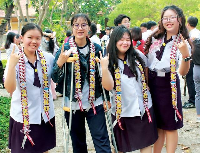 Học trò lưu giữ thanh xuân cuối cấp cùng dải băng tốt nghiệp- Ảnh 1. Học trò lưu giữ thanh xuân cuối cấp cùng dải băng tốt nghiệp- Ảnh 1.
