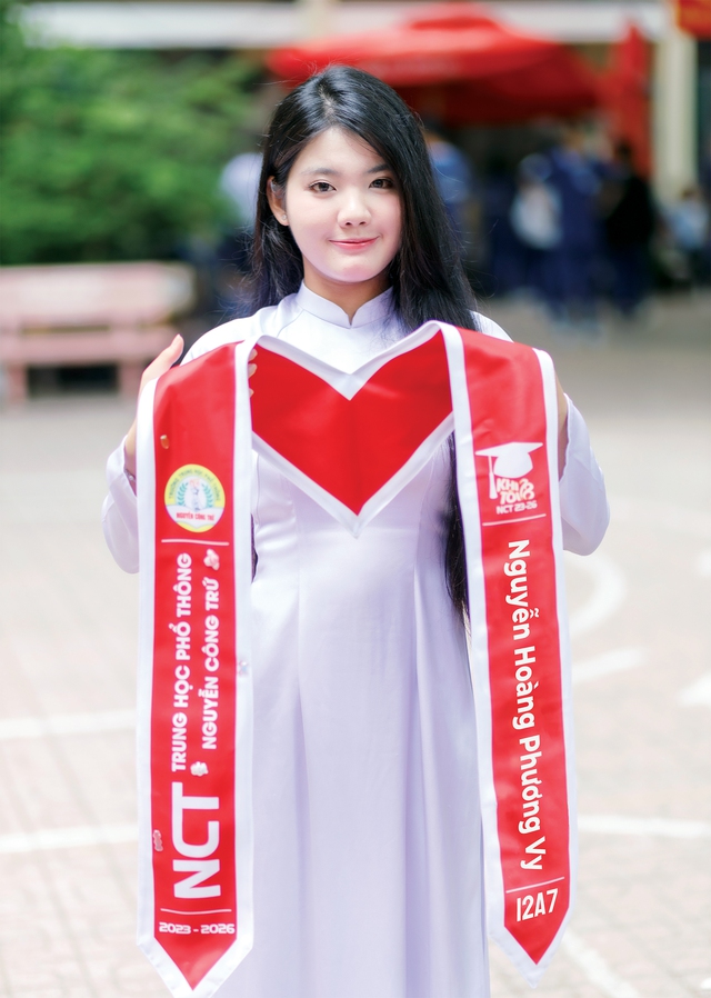 Học trò lưu giữ thanh xuân cuối cấp cùng dải băng tốt nghiệp- Ảnh 3. Học trò lưu giữ thanh xuân cuối cấp cùng dải băng tốt nghiệp- Ảnh 3.