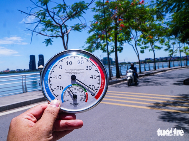 Hanoi swelters in severe heatwave as surface temperatures hit 56 C at midday - Ảnh 1. Hanoi swelters in severe heatwave as surface temperatures hit 56 C at midday - Ảnh 1.