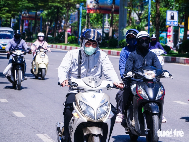 Hanoi swelters in severe heatwave as surface temperatures hit 56 C at midday - Ảnh 14. Hanoi swelters in severe heatwave as surface temperatures hit 56 C at midday - Ảnh 14.