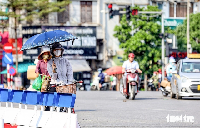 Hanoi swelters in severe heatwave as surface temperatures hit 56 C at midday - Ảnh 39. Hanoi swelters in severe heatwave as surface temperatures hit 56 C at midday - Ảnh 39.