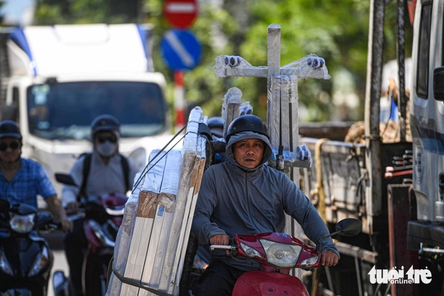 Hanoi swelters in severe heatwave as surface temperatures hit 56 C at midday - Ảnh 35. Hanoi swelters in severe heatwave as surface temperatures hit 56 C at midday - Ảnh 35.