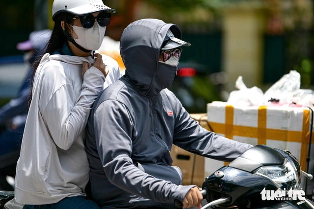 Northern Vietnam heatwave expected to ease after 2 more sweltering days - Ảnh 2.