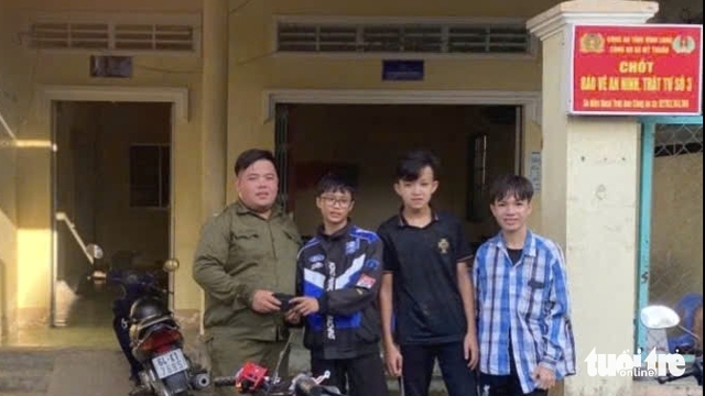 3 Vietnamese students return lost wallet containing over $400 in cash - Ảnh 1.