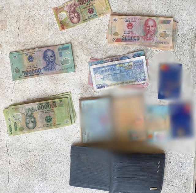 3 Vietnamese students return lost wallet containing over $400 in cash - Ảnh 2.