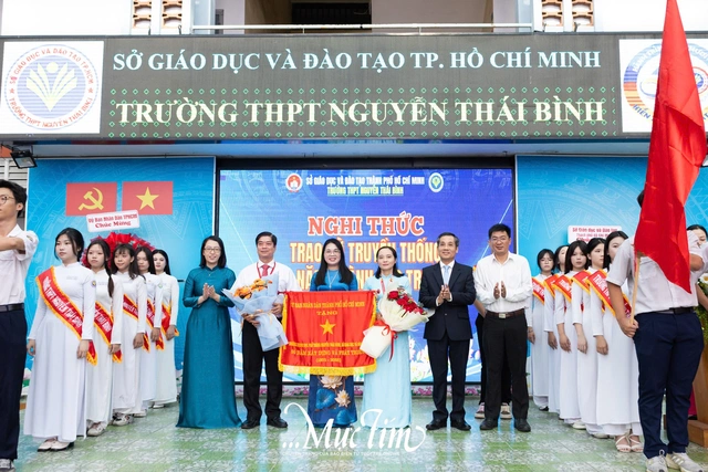 Xúc động món quà đặc biệt thầy cô Trường THPT Nguyễn Thái Bình dành tặng học trò - Ảnh 2.