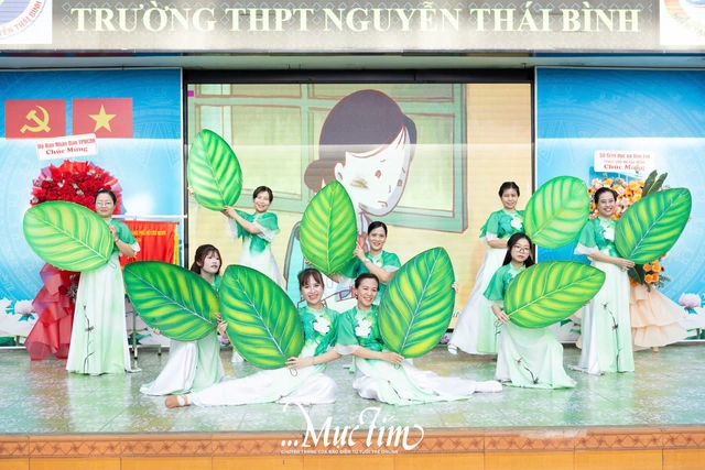 Xúc động món quà đặc biệt thầy cô Trường THPT Nguyễn Thái Bình dành tặng học trò - Ảnh 1.