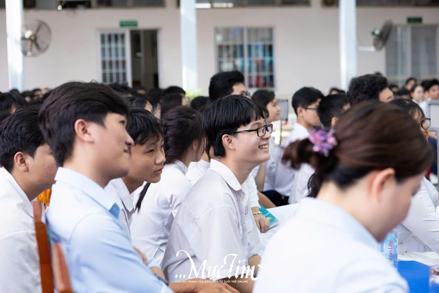 Xúc động món quà đặc biệt thầy cô Trường THPT Nguyễn Thái Bình dành tặng học trò - Ảnh 17.