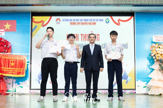 Xúc động món quà đặc biệt thầy cô Trường THPT Nguyễn Thái Bình dành tặng học trò - Ảnh 4.