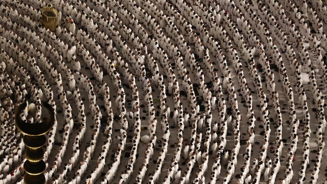 Saudi Arabia turns to drones to shield pilgrims from extreme heat - Ảnh 1.