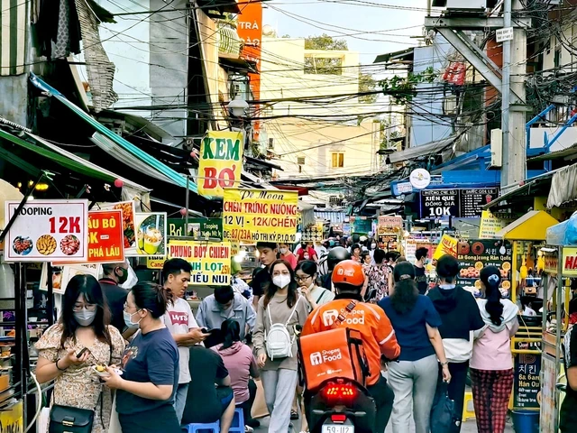 What to keep on Vietnam’s sidewalks: Order, street life, city's soul or whole?- Ảnh 2. What to keep on Vietnam’s sidewalks: Order, street life, city's soul or whole?- Ảnh 2.