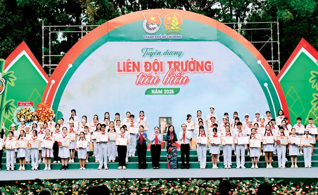 Yêu biết bao nhiêu chiếc khăn quàng đỏ- Ảnh 1. Yêu biết bao nhiêu chiếc khăn quàng đỏ- Ảnh 1.